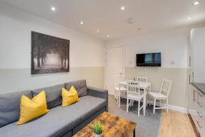 sala de estar con sofá y mesa en 4 Person Modern Apartment Nr City Centre, en Cardiff