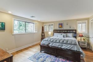 Un pat sau paturi într-o cameră la Eugene - Close to everything home