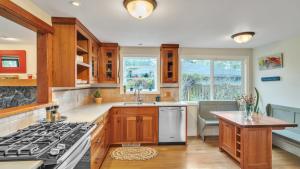 uma cozinha com armários de madeira e um forno com placa de fogão em Eugene - Close to everything home em Eugene