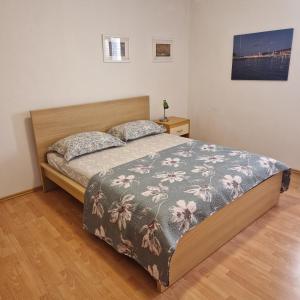 Schlafzimmer mit einem Bett und Holzboden in der Unterkunft Apartments Marinko in Stari Grad