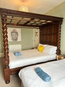 1 dormitorio con 2 camas individuales y sábanas blancas en La Di Da Hotel beach town, en Bournemouth