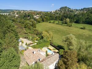 an aerial view of a house in a field at Studio avec piscine partagee jardin clos et wifi a Forcalquier in Forcalquier