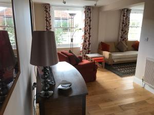 uma sala de estar com um candeeiro e um sofá em Close House Cottage em York