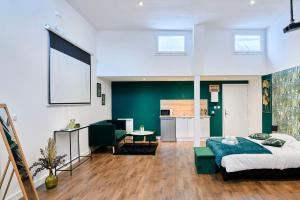 a bedroom with a bed and a living room at NG Prestige - Nain I Suite Spa Privatif Premium I Jacuzzi - Sauna - Netflix - Projecteur in Roubaix