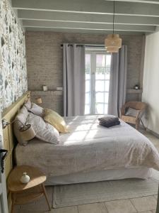 um quarto com uma cama grande e uma janela em Villas Les Loges em Les Loges