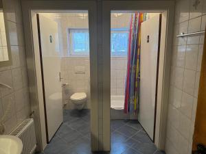 La salle de bains est pourvue d'une douche et de toilettes. dans l'établissement Auszeit für Singles, Moderne Ferienwohnung im Thierseetal, FeWo 18, à Thiersee