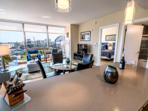 sala de estar con vistas a la sala de estar en Family Friendly Apartment Downtown, en Stamford