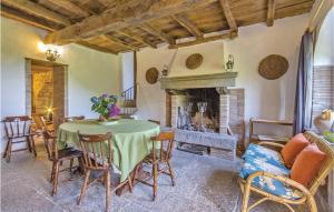 ein Wohnzimmer mit einem Tisch und einem Kamin in der Unterkunft Cavone in Vetriolo