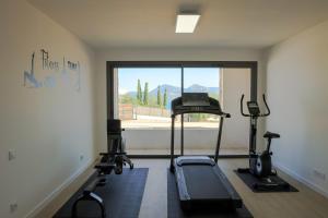 un gimnasio con 2 bicicletas estáticas y una ventana en Villa Mare Monti, en Calvi