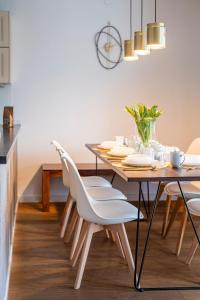 uma sala de jantar com mesa e cadeiras em 130m2 Loft - Dachterrasse, Netflix, Badewanne, Kaffee em Rosenheim