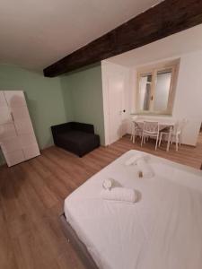um quarto com uma grande cama branca e uma mesa em Borgo Guazzo 24 em Parma