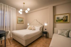 um quarto com uma cama branca e uma mesa em Daplace - Antica Casa Coppo em Veneza