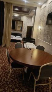 TV o dispositivi per l'intrattenimento presso Dostoevsky Hotel Աղ ու Հաց FOOD COURT