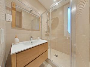 ein Bad mit einem Waschbecken und einer Dusche in der Unterkunft The Square, Paris-Asnières in Asnières-sur-Seine