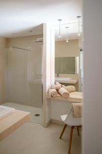ein Bad mit einer Dusche, einem Waschbecken und einem Spiegel in der Unterkunft Le Répertoire - La Villa des 2 Soeurs in Pernes-les-Fontaines