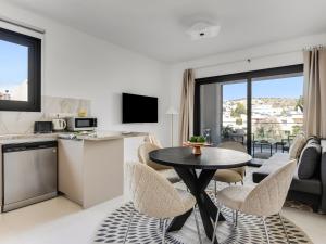 uma cozinha e sala de estar com mesa e cadeiras em Sanders Triple em Limassol