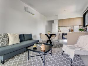 ein Wohnzimmer mit einem Sofa und einem Tisch in der Unterkunft Sanders Triple in Limassol
