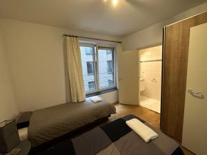 1 dormitorio con 1 cama y baño con ducha en Lichtrijk mooi appartement met zicht op hof van Roosendael en Amberes