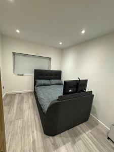 - une chambre avec un lit dans l'établissement Modern 1BD Flat, à Londres
