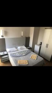 een slaapkamer met een bed met twee handdoeken erop bij BONE BEST OTEL in Antalya
