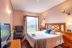 TV a/nebo společenská místnost v ubytování Hotel Puerta Del Oriente