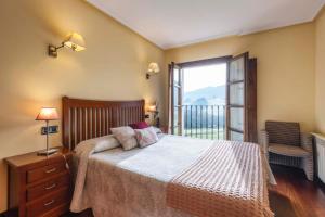 a bedroom with a bed and a balcony at Hotel Puerta Del Oriente in Tresgrandas