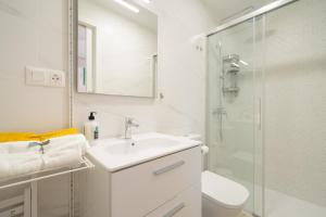 Un baño blanco con lavabo y ducha. en Lanzahost Cucharas Comfort, en Costa Teguise 11 fotos más