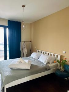 um quarto com uma cama com duas toalhas em The Golden Sunset flat em Skopje