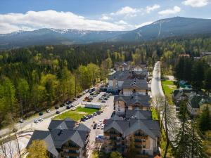 een luchtzicht op een resort met een parkeerplaats bij Platinum Apartments in Szklarska Poręba