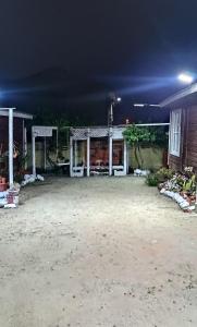 una casa con un patio vacío por la noche en Los Faroles, en Pichidangui