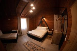 KolgecajHotel Avdi Rexha的一间有床和窗户的小卧室