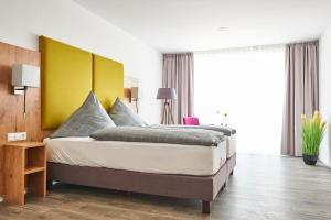 Ένα ή περισσότερα κρεβάτια σε δωμάτιο στο Vareler Brauhaus-Hotel Varel Dangast +49 φωτογραφίες