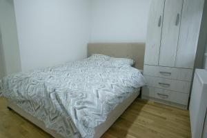 una camera con letto e armadietto bianco di Stan na dan Ub a Ub