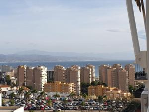 een stad met auto's geparkeerd op een parkeerplaats bij Acogedor Apartamento 38 verdi7 in Torremolinos