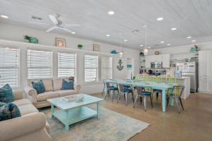 Η κουζίνα ή μικρή κουζίνα στο Barefoot Bungalow