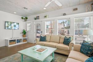 Χώρος καθιστικού στο Barefoot Bungalow