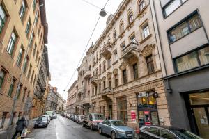 una calle de la ciudad con coches y edificios aparcados en Budapest Magic Exotic in Downtown, en Budapest