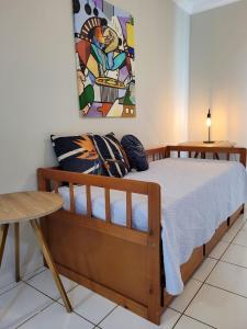 ein Schlafzimmer mit einem Bett und einem Wandgemälde in der Unterkunft Belluno-garagem-piscina-wifi-AC in Ribeirão Preto