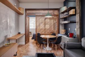 a kitchen and dining room with a table and chairs at Studio na quadra da praia de Copacabana in Rio de Janeiro