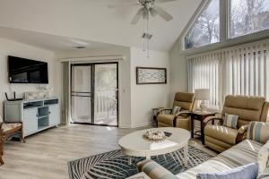 uma sala de estar com um sofá e uma mesa em Colonnade Club 206 em Hilton Head Island