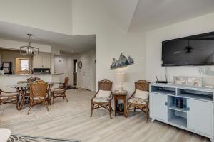 uma sala de estar com uma mesa e cadeiras e uma televisão em Colonnade Club 206 em Hilton Head Island