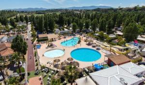 an overhead view of a pool at a resort at Mobilhome Luminosa*** in Fréjus