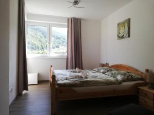 Schlafzimmer mit einem Bett vor einem Fenster in der Unterkunft Ferienhaus Johanna in Spitz
