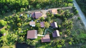 una vista aérea de una casa con árboles en Green Mountain Resort Koh Yao en Ko Yao Yai