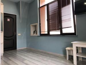 Habitación con puerta negra y ventana en Flamenco Hotel, en Sisian