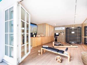 een kamer met een fitnessruimte met houten wanden en ramen bij Ostseeresidenz Lidia mit Terrasse und Meerblick in Sassnitz