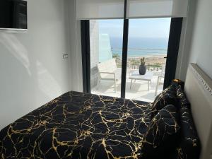 une chambre avec un lit et une vue sur l'océan dans l'établissement INFINITY VIEW 8, à Arenales del Sol 27 autres photos