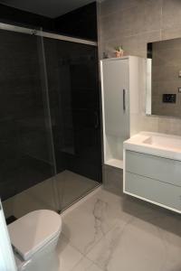 une salle de bains avec douche, toilettes et lavabo dans l'établissement INFINITY VIEW 8, à Arenales del Sol