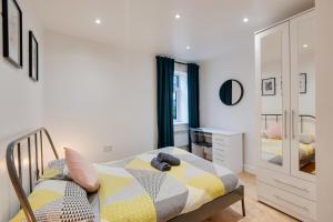 a bedroom with a bed with a teddy bear on it at Relax in a modern Cardiff home by the City Centre & Bute Park in Cardiff