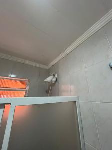 baño con cabina de ducha y ventana en Dom Pedrito Apart Hotel, en Florianópolis
